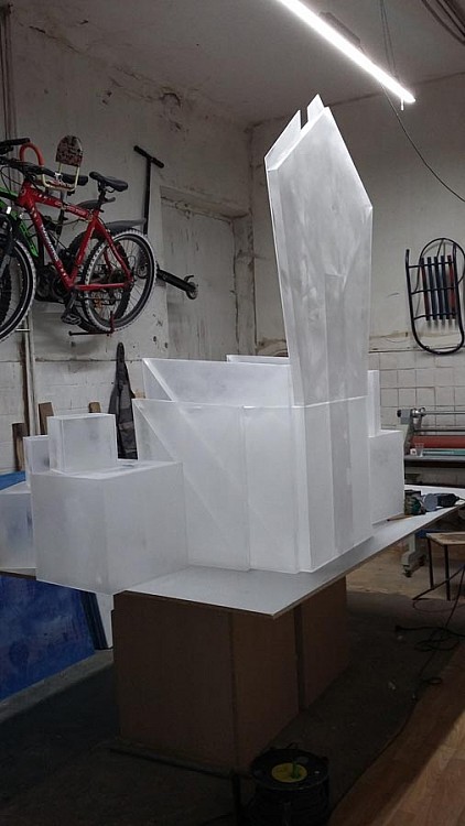 Трон из оргстекла и кубики льда