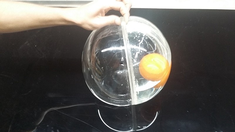 Герметичная полусфера с водой